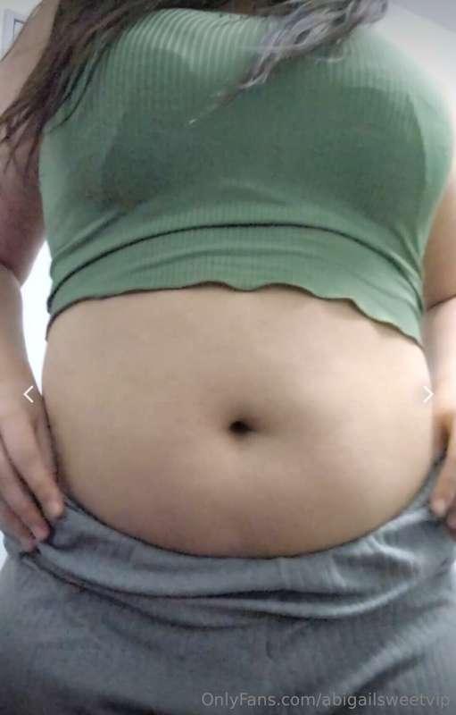 Belly button 🥰😋 for those Who like navels here i poke it and..