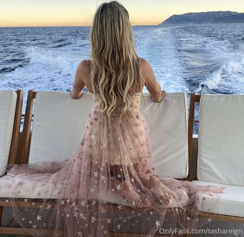 Someone please lift this dress up and pour an ocean inside o..