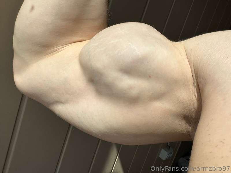 Sun shining very well on my vanilla biceps! It actually tast..