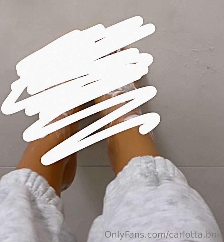 Only feet 🫧💦💦 do you wanna see👀??? 

Just text me, don‘t be ..