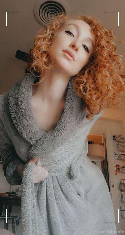 I took off my robe and took some photos for you 📷😳 CHECK YOU..