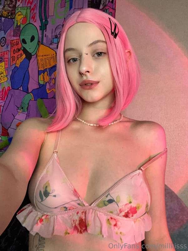 I decided to add a little pink to my look💕