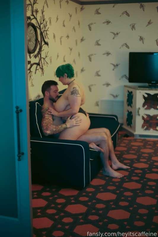 I love being held by a big strong man😍
Go follow @Nick_Smash 