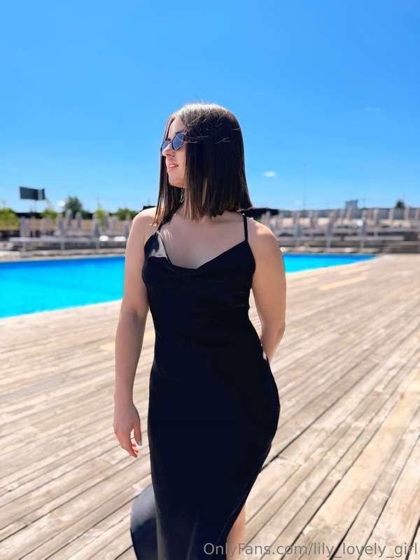 Bare feet, warm tiles, floating thoughts. A quiet afternoon ..