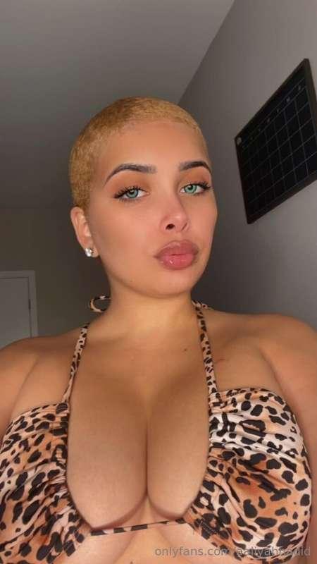 Your favorite cheetah girl💋let's get wild babe