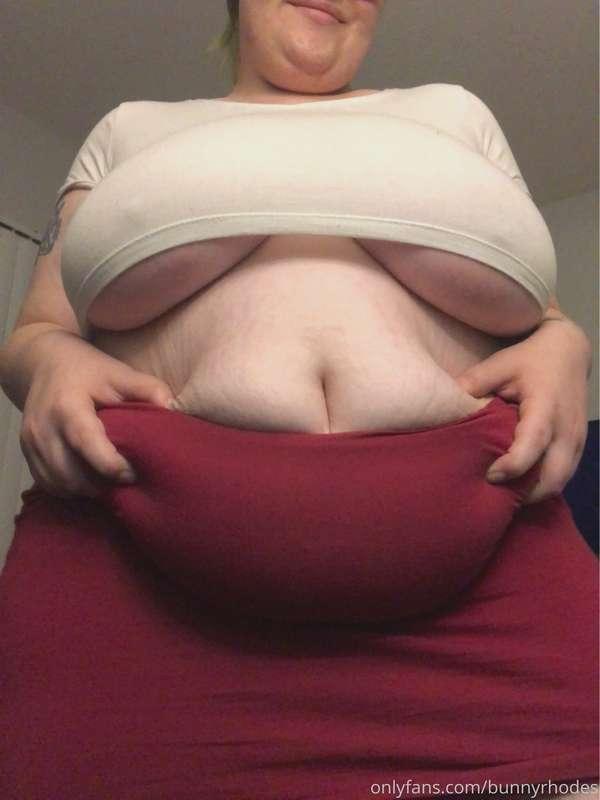i kind of love it when my clothes are too small :3