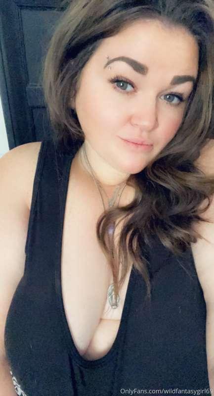 Happy Tuesday. Who wants to spoil me today? 💦🤤