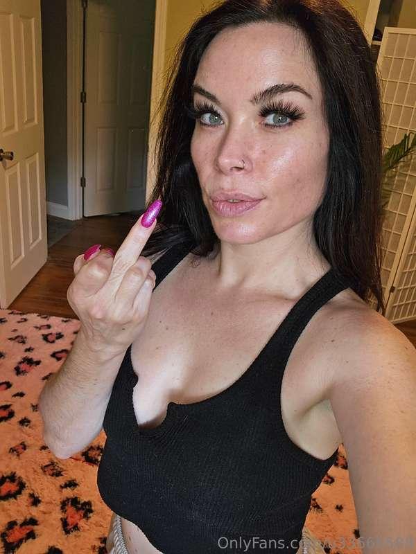 Come kiss my middle finger losers as another weekend commenc..