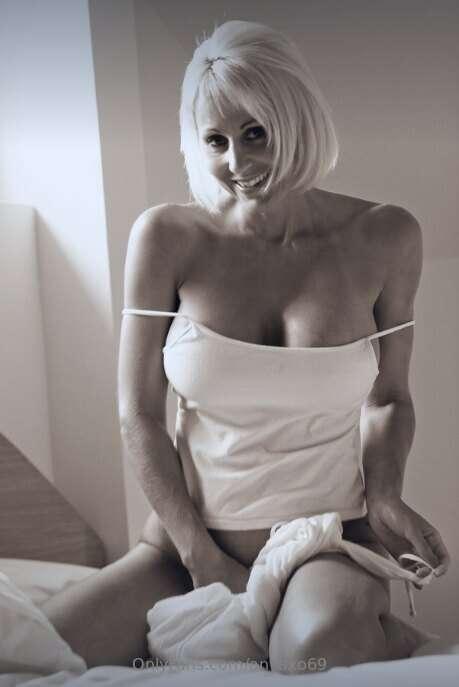 Guys… have you seen this dirty Slutty Milf??? 💦 @janburtonfr..