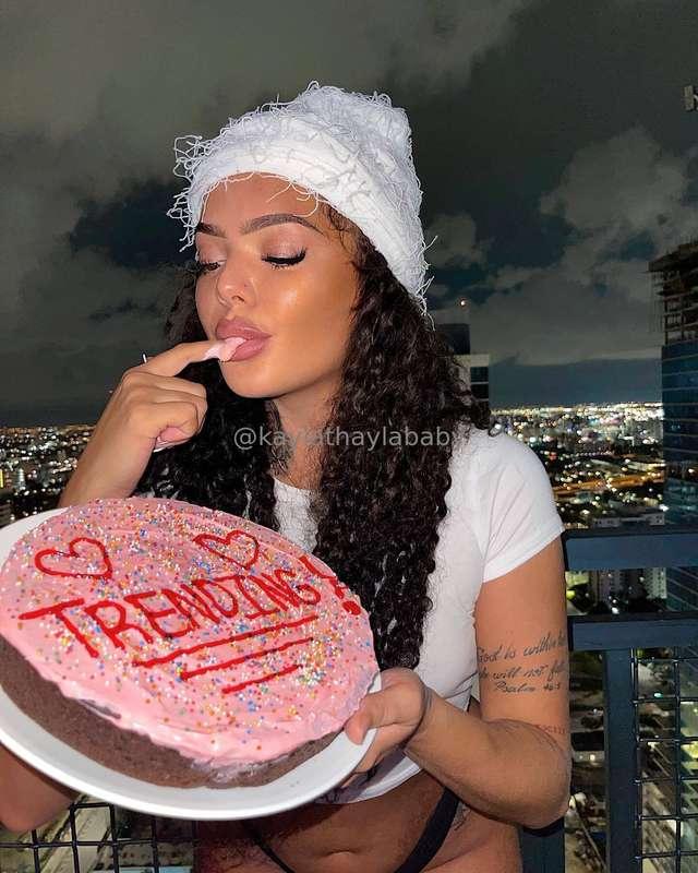 I always lick the cream 🍒