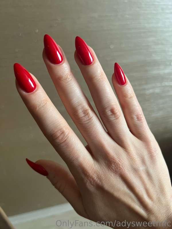 Do you like Red nails? 👀