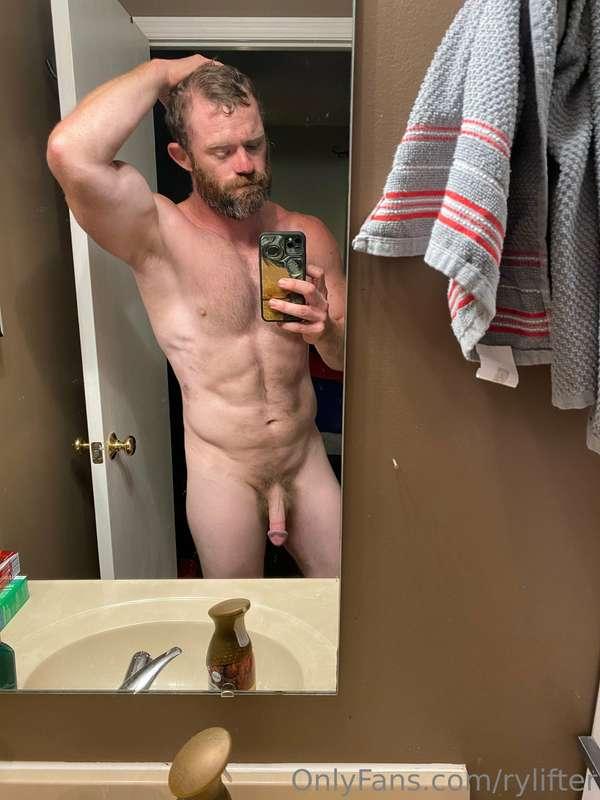 Full day of work in the garden. Growing some 🍆 hehe