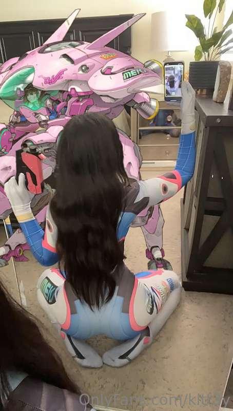 anyone wanna be my gaming chair?💕