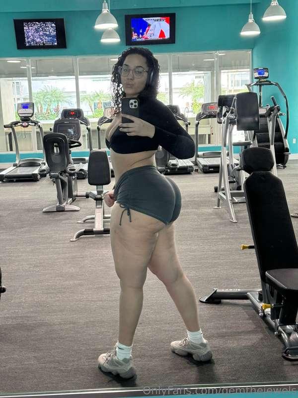 What’s the sexiest thing a girl can do in bed?I wanna hear y..