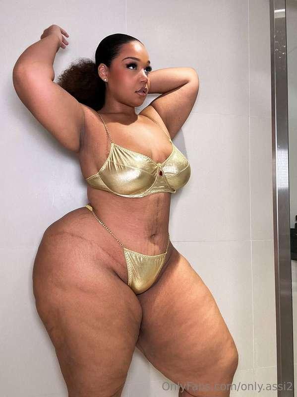 I am rocking the color gold and showing off my juicy ass 😉🍑 ..