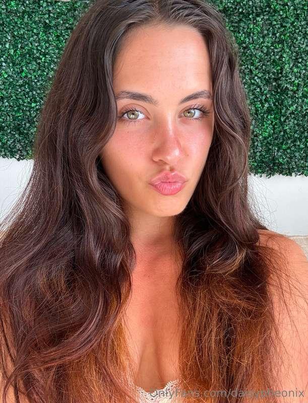 I just uploaded new content, babe! Check your DMs and enjoy...