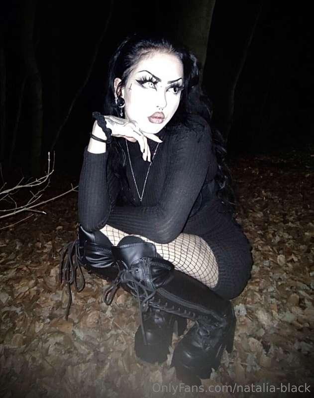 Hast du Lust auf eine dunkle Romanze im Wald? 🖤🌹  Unsere Her..