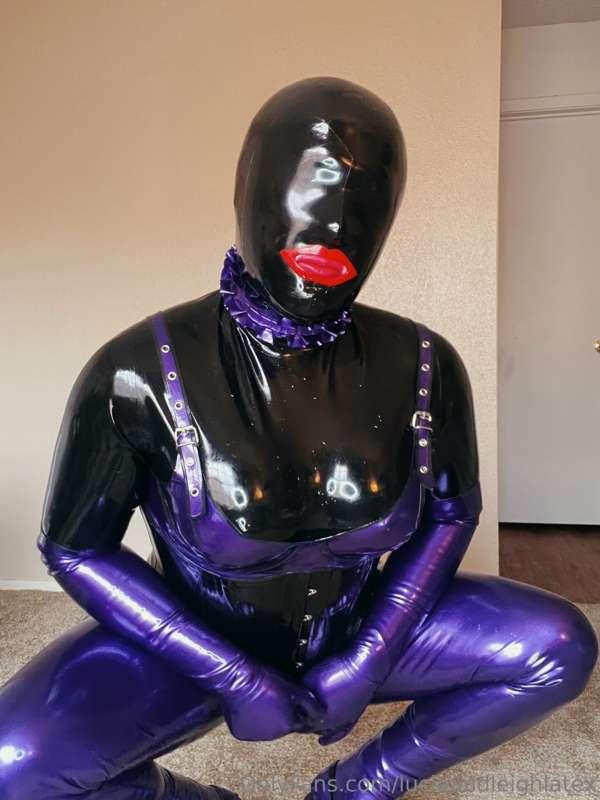 Latex skin & latex lingerie, now that’s a rubberdoll 🥰