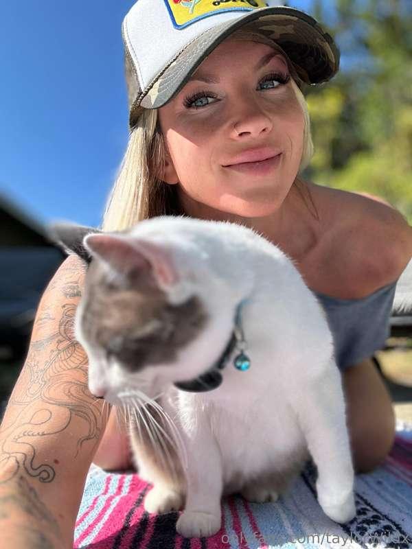 Just me and my favorite judgmental roommate 😼