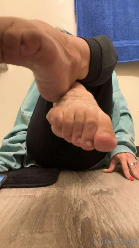 Sir! I need to make my toes pretty! Please the reward is you..