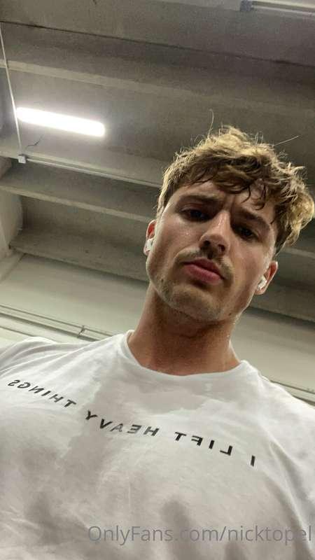I LIFT HEAVY THINGS 💪 💪

Wearing: Athletegy 👕