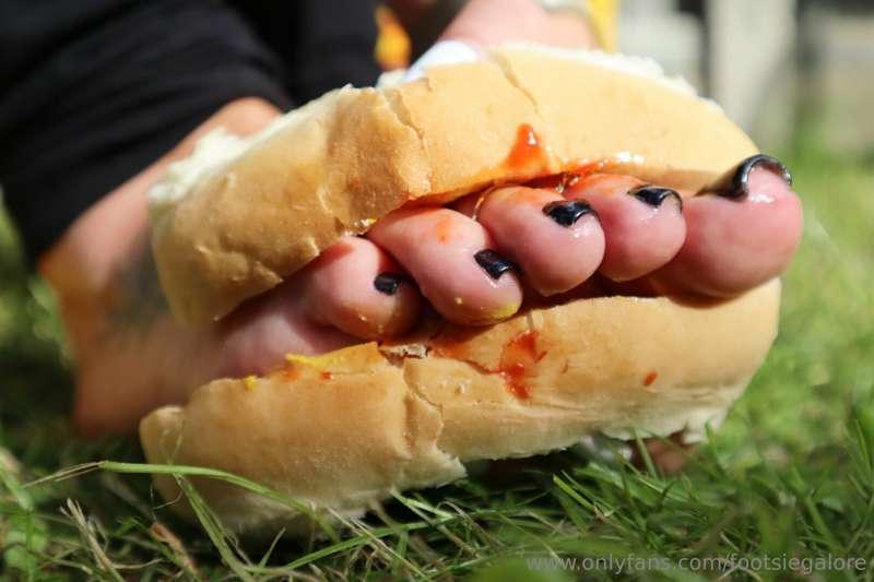 This is how you make the most tasty looking 🔥🥵 HOT Dogs!