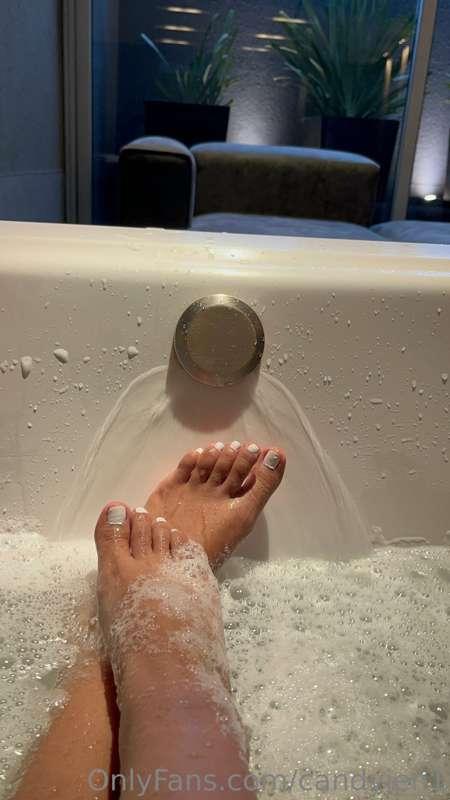 Honey choose the color of my nails 💅🏼 hands 👐🏽 and feet 👣 🙈
..
