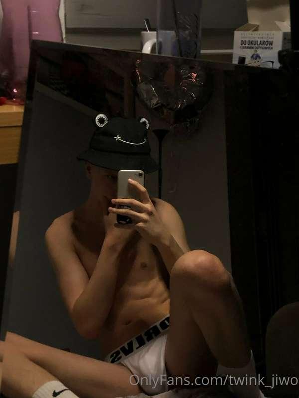 Hot twink, cute hat and sexy jockstraps, just a perfect comb..