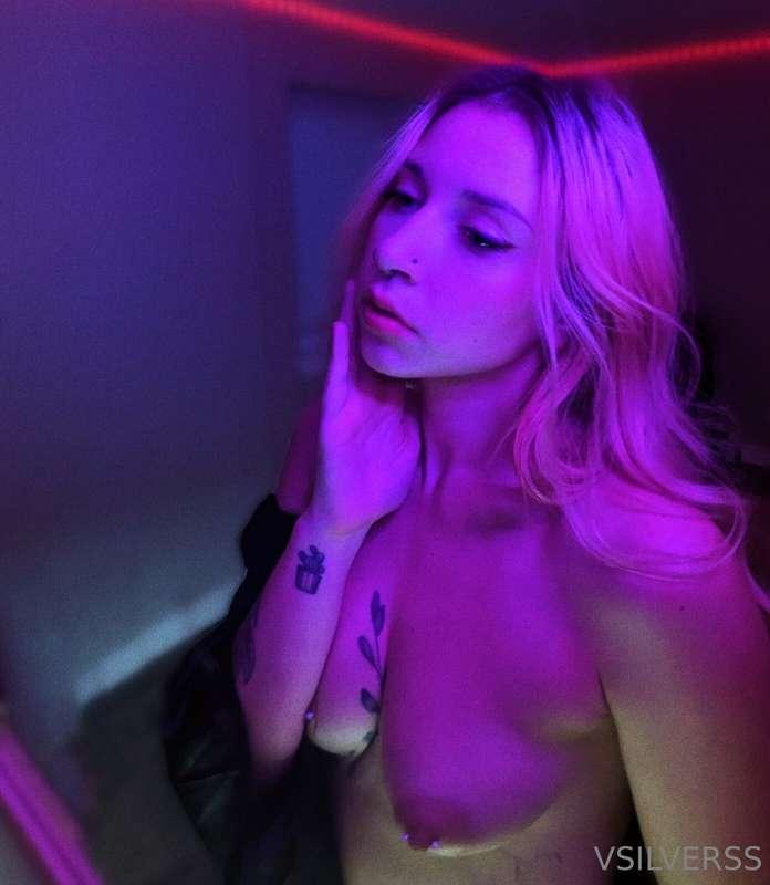😇 vs. 😈