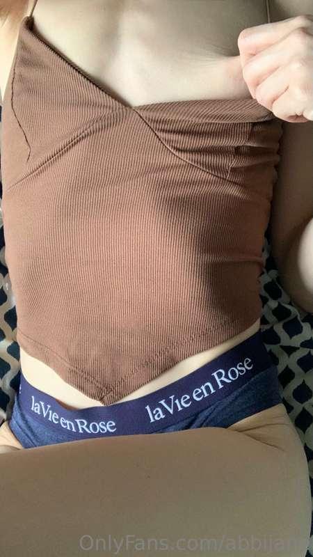 How are you playing with my tits 😍
I love my tits being play..