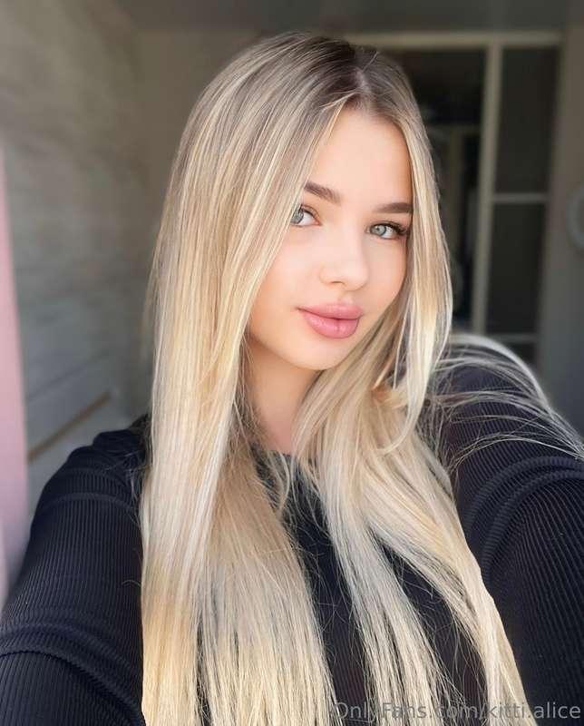 Blonde hair, bright thoughts!✨💖(or not🤭)