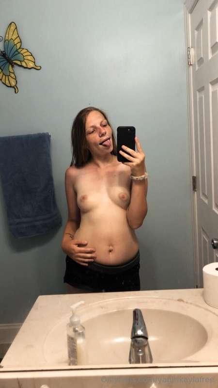 Watch me play with my pretty pussy for the price of 1 🤭💦