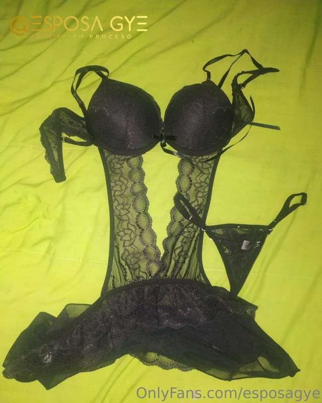 Luciendo los trajes que me envían los chicos.