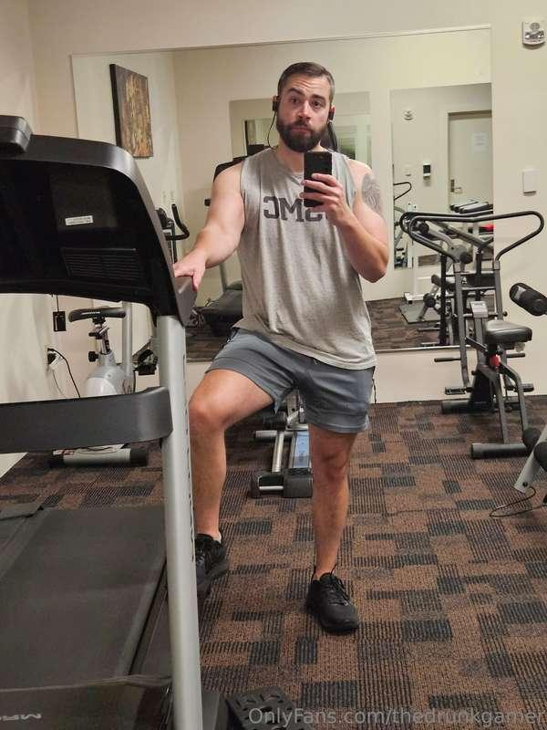 Trying to workout even though my knee is still being a pain...