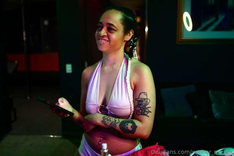 Swipe to see my showing @the.kinky.witch my tattoos 🥰