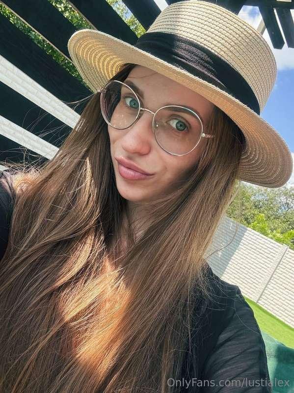 The weather today is fabulous: the sun is shining, the sky i..