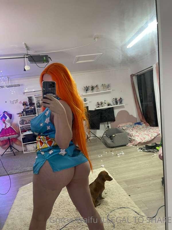 The bad thing about having a big butt is that cosplays never..