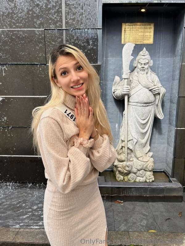 Do you know the “person” behind me? 🤩