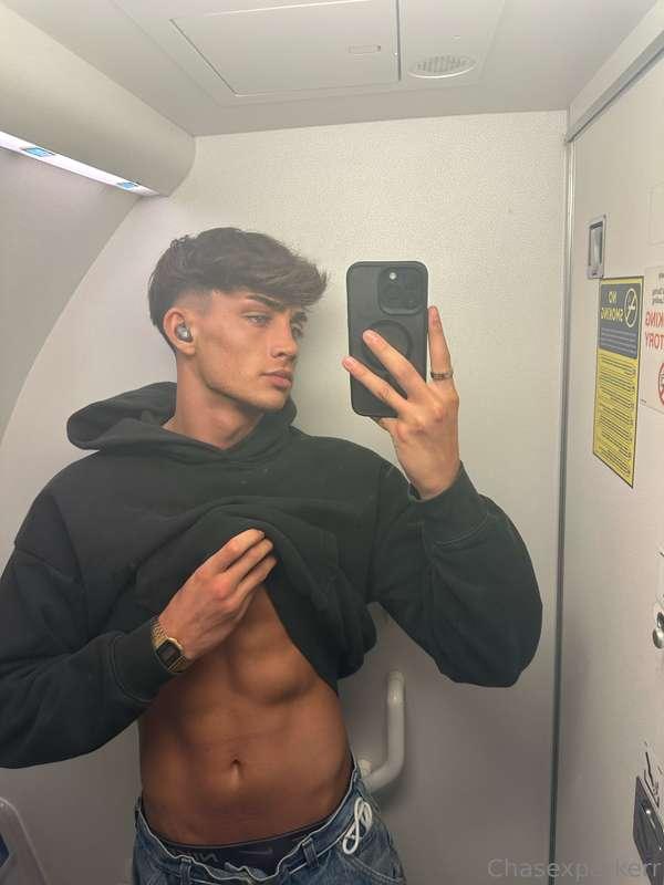 Who wants to see me jerk it in the plane toilets? 😈😉