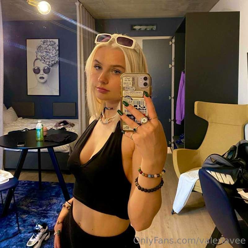 felt cute, might get naked later 💫💘