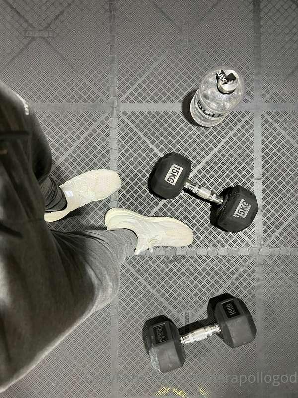 Hello gym bitch. Once you’re done wiping my sweat off the be..