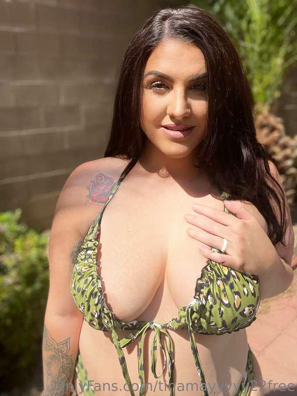 woops almost had a nip slip 🤭