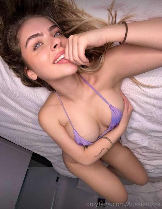 Subscribe to my Twin! She's making her OF free for the next ..