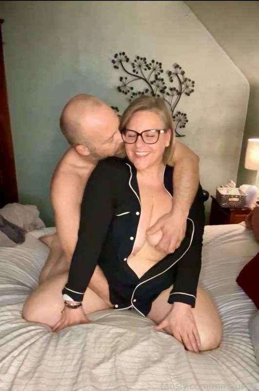💋💋💋

#bbw #glasses #milf #mommy #plussize #PAWG #curvy #fyp #realcouple #pajamas #lipstick