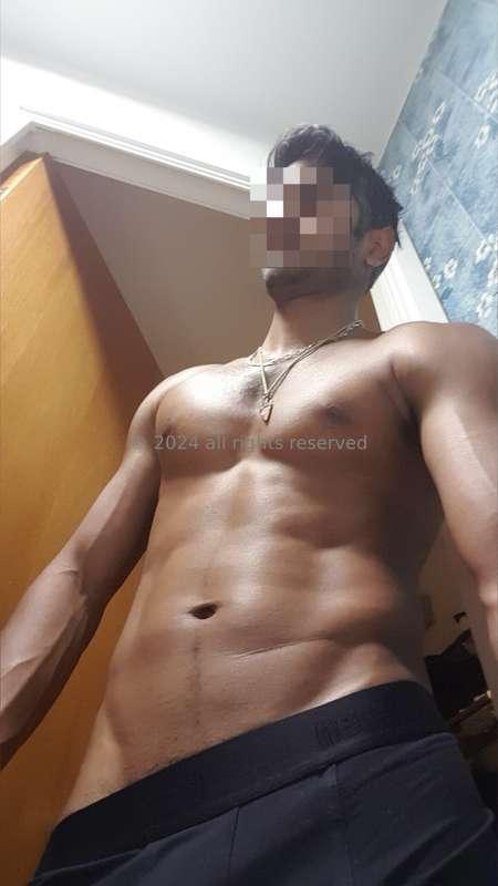 It's so damn hot in here girls. Can u pls cool me off ;)