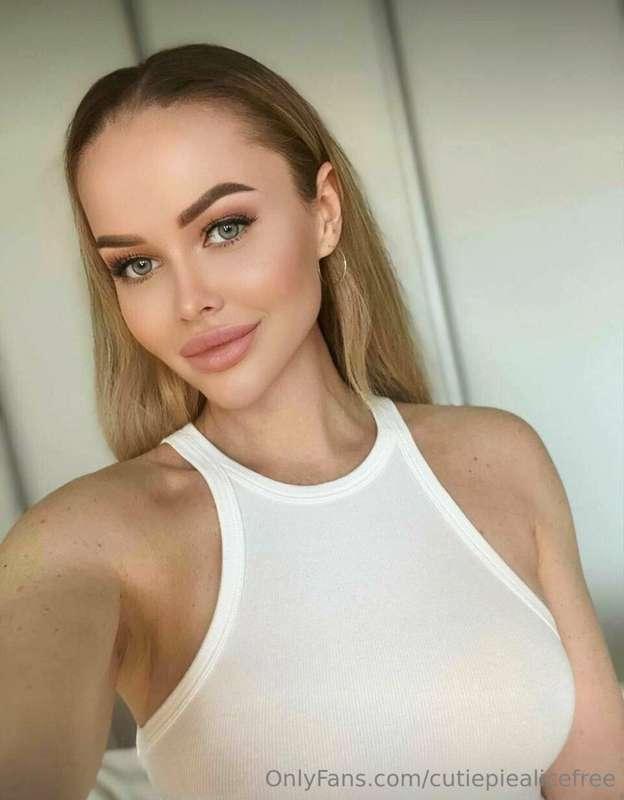 Hot @irenthequeen will fulfill all your dirty dreams 😈 Sweet..