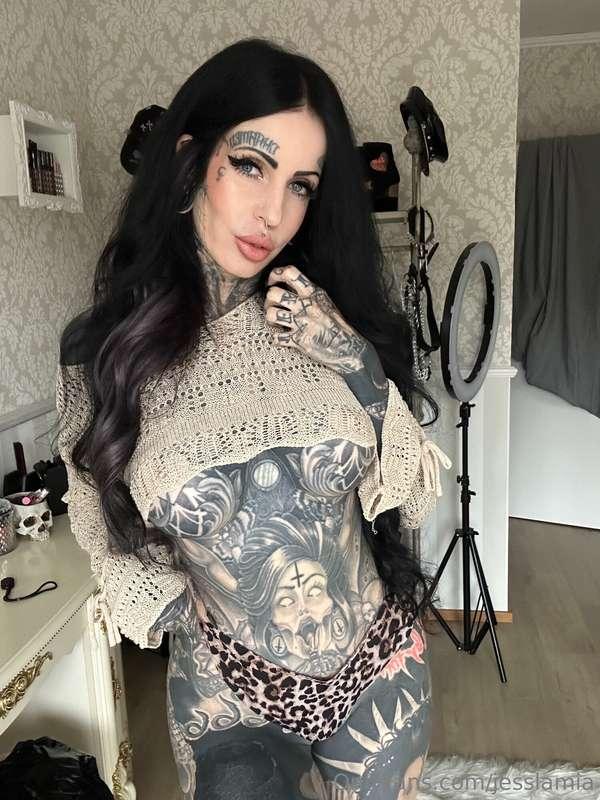 Hey Baby 🖤 I’m still waiting for you to bring me coffee 😉