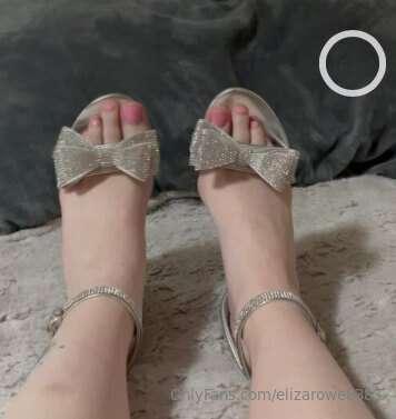 Took some pics in my new heels and a cute new lingerie set😋