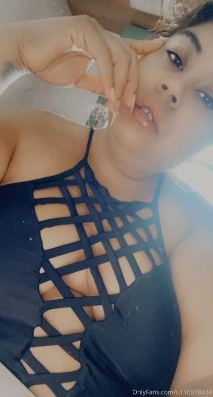 It’s been soo hot I just wanna play n get all hot n Sweaty W..