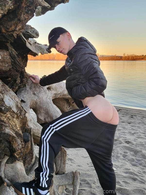 Some ass shots 📸 on Collins beach 